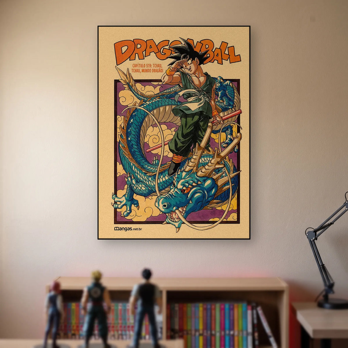 Poster Dragon Ball Son Goku, Shenron — Goku adulte sur Shenron, accroché sans cadre sur le mur beige d'une chambre, au-dessus d'une étagère de tomes de manga et de figurines