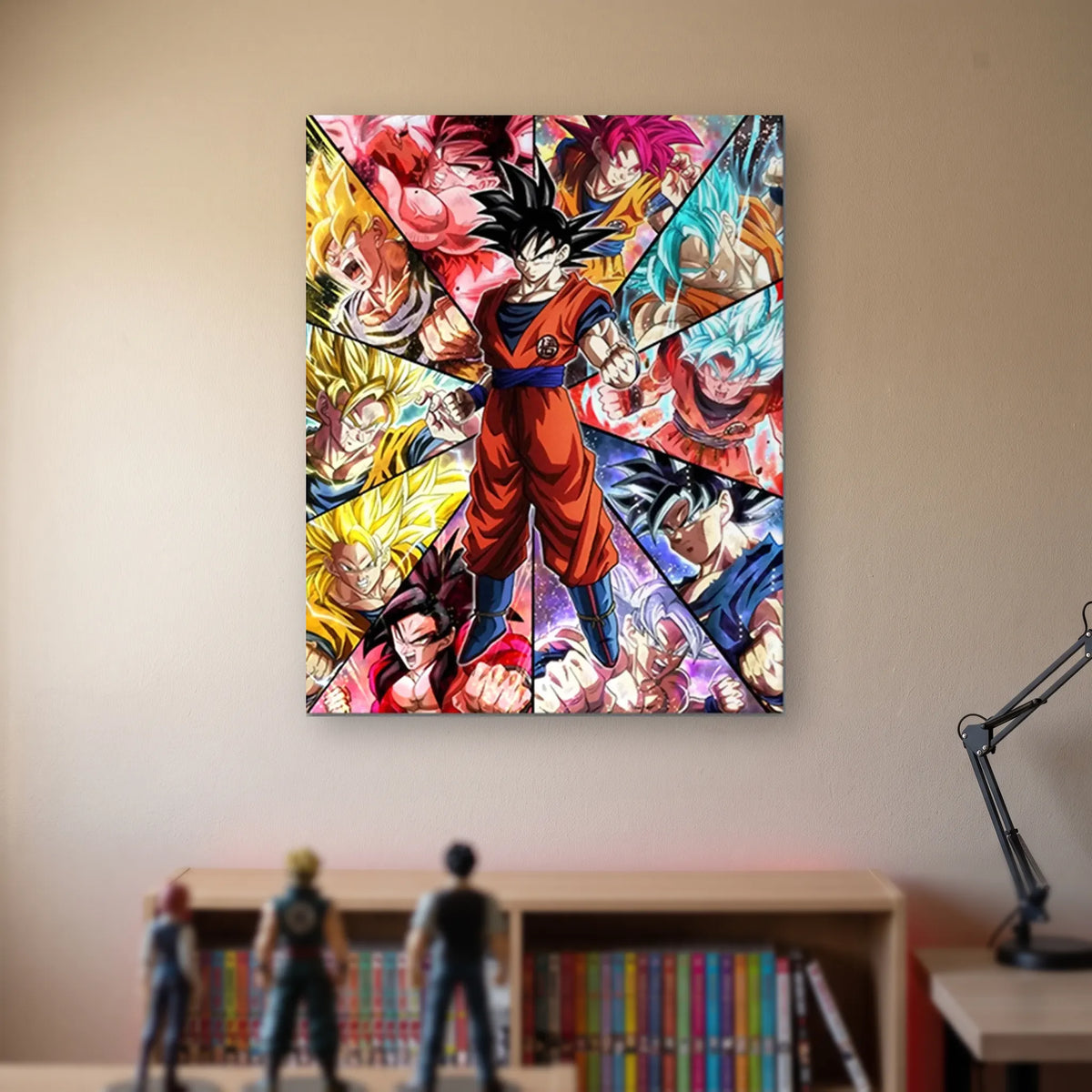 Poster Dragon Ball Son Goku — au centre de ses formes, accroché sans cadre sur le mur beige d'une chambre, au-dessus d'une étagère de tomes de manga et de figurines