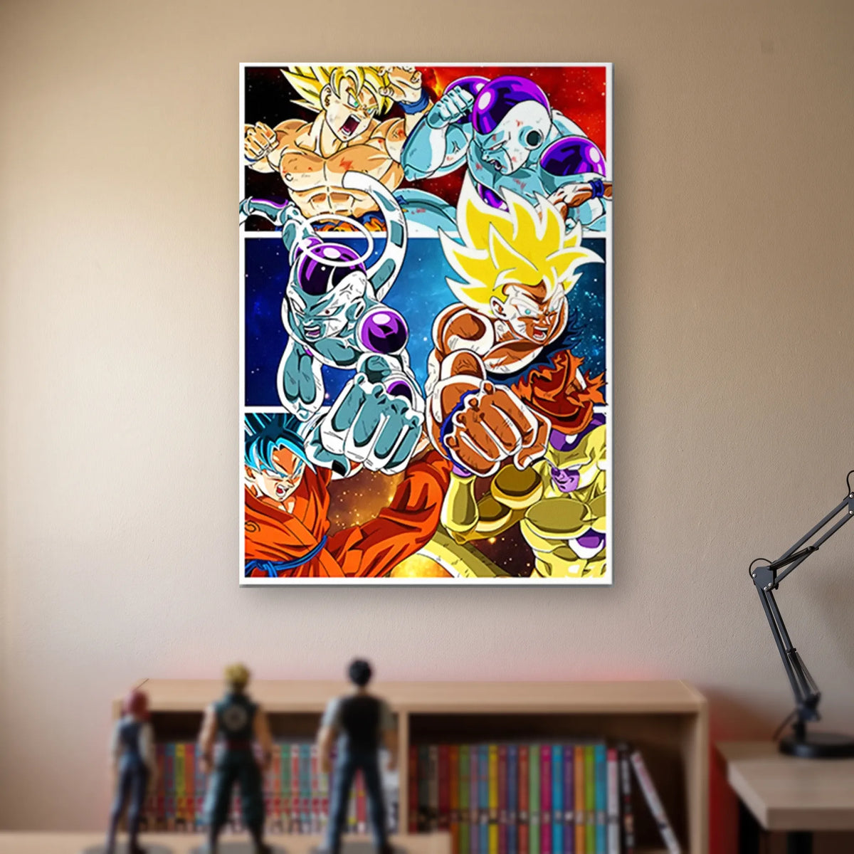 Poster Dragon Ball Son Goku, Freezer — contre les formes de Freezer, accroché sans cadre sur le mur beige d'une chambre, au-dessus d'une étagère de tomes de manga et de figurines
