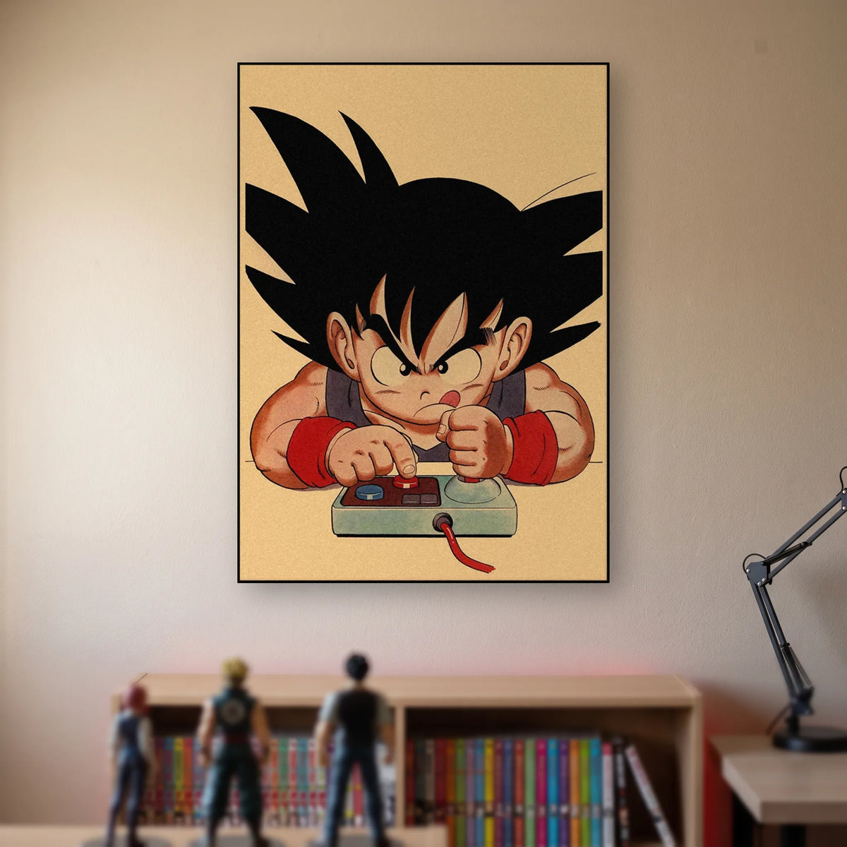Poster Dragon Ball Son Goku enfant — à la manette, accroché sans cadre sur le mur beige d'une chambre, au-dessus d'une étagère de tomes de manga et de figurines