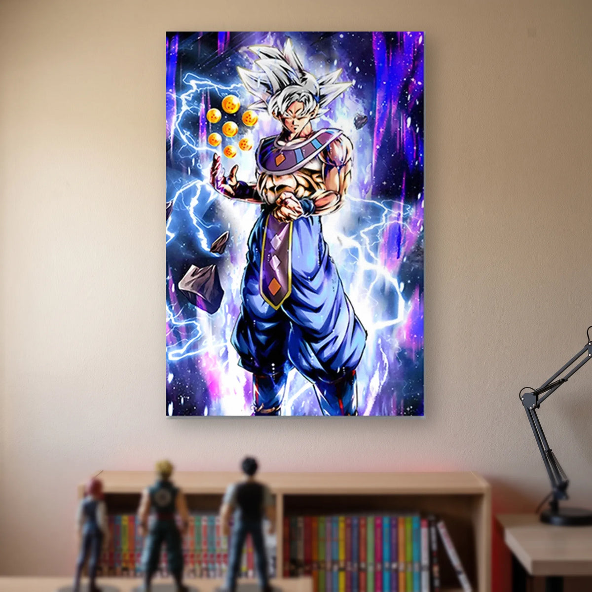 Poster Dragon Ball Son Goku — les sept boules de cristal, accroché sans cadre sur le mur beige d'une chambre, au-dessus d'une étagère de tomes de manga et de figurines
