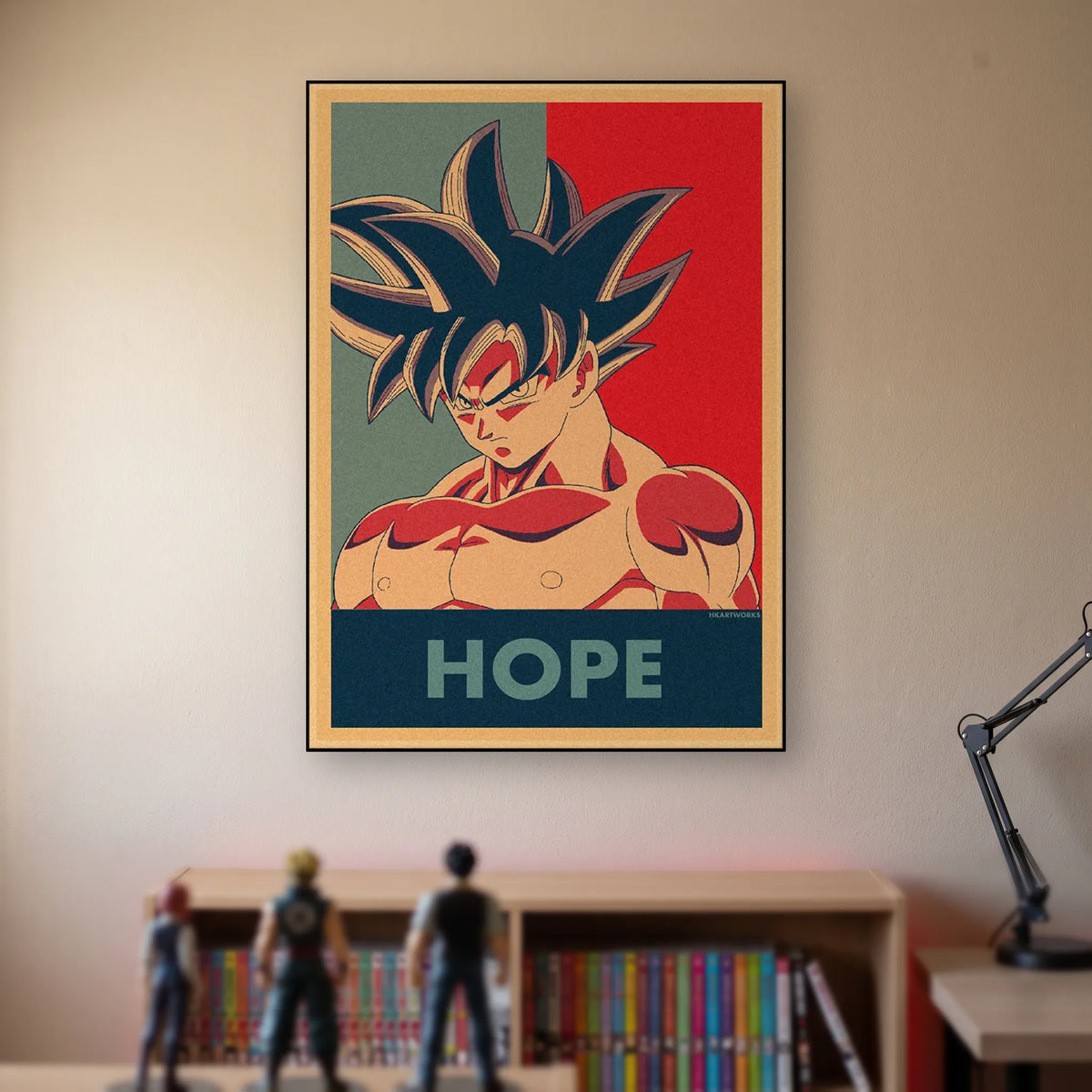 Poster Dragon Ball Son Goku — sérigraphie deux tons, accroché sans cadre sur le mur beige d'une chambre, au-dessus d'une étagère de tomes de manga et de figurines