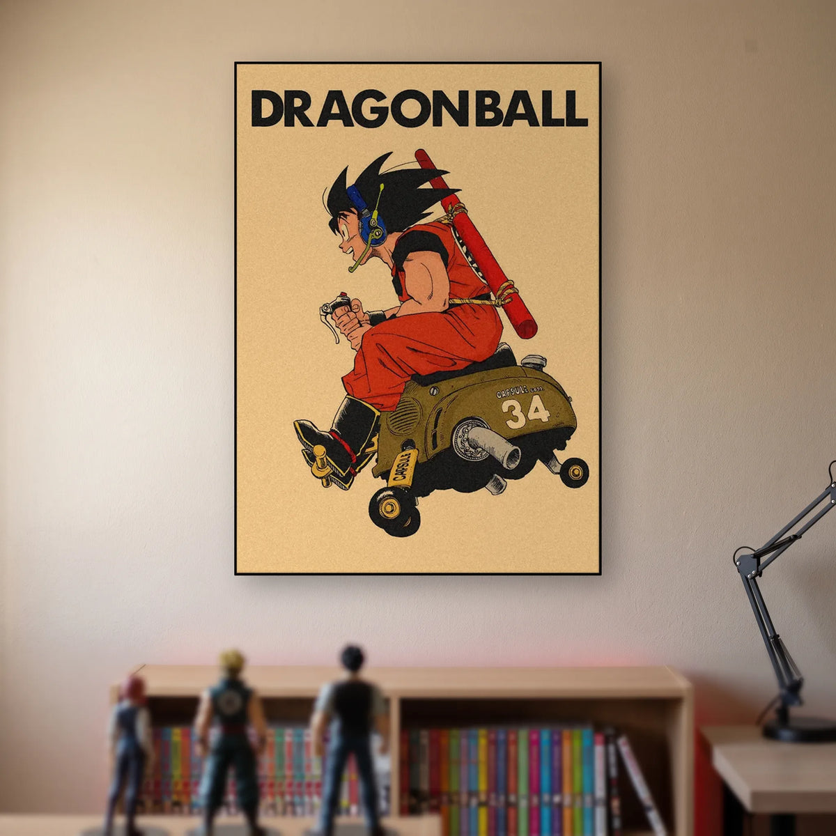 Poster Dragon Ball Son Goku — véhicule capsule, accroché sans cadre sur le mur beige d'une chambre, au-dessus d'une étagère de tomes de manga et de figurines