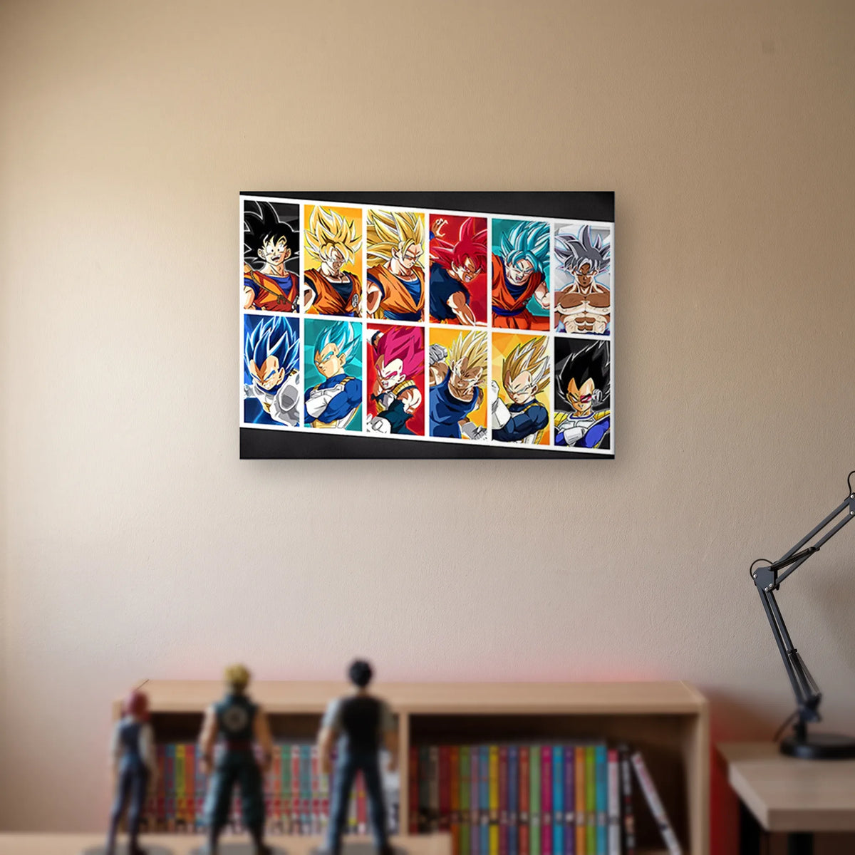 Poster Dragon Ball Son Goku, Vegeta — douze panneaux, format paysage, accroché sans cadre sur le mur beige d'une chambre, au-dessus d'une étagère de tomes de manga et de figurines