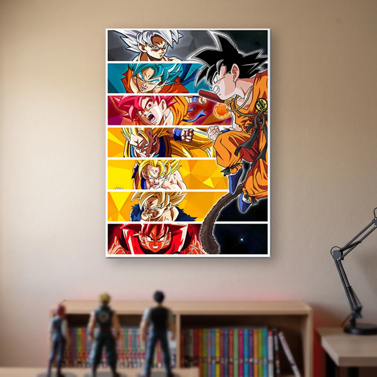 Poster Dragon Ball Son Goku — grille et queue de singe, accroché sans cadre sur le mur beige d'une chambre, au-dessus d'une étagère de tomes de manga et de figurines