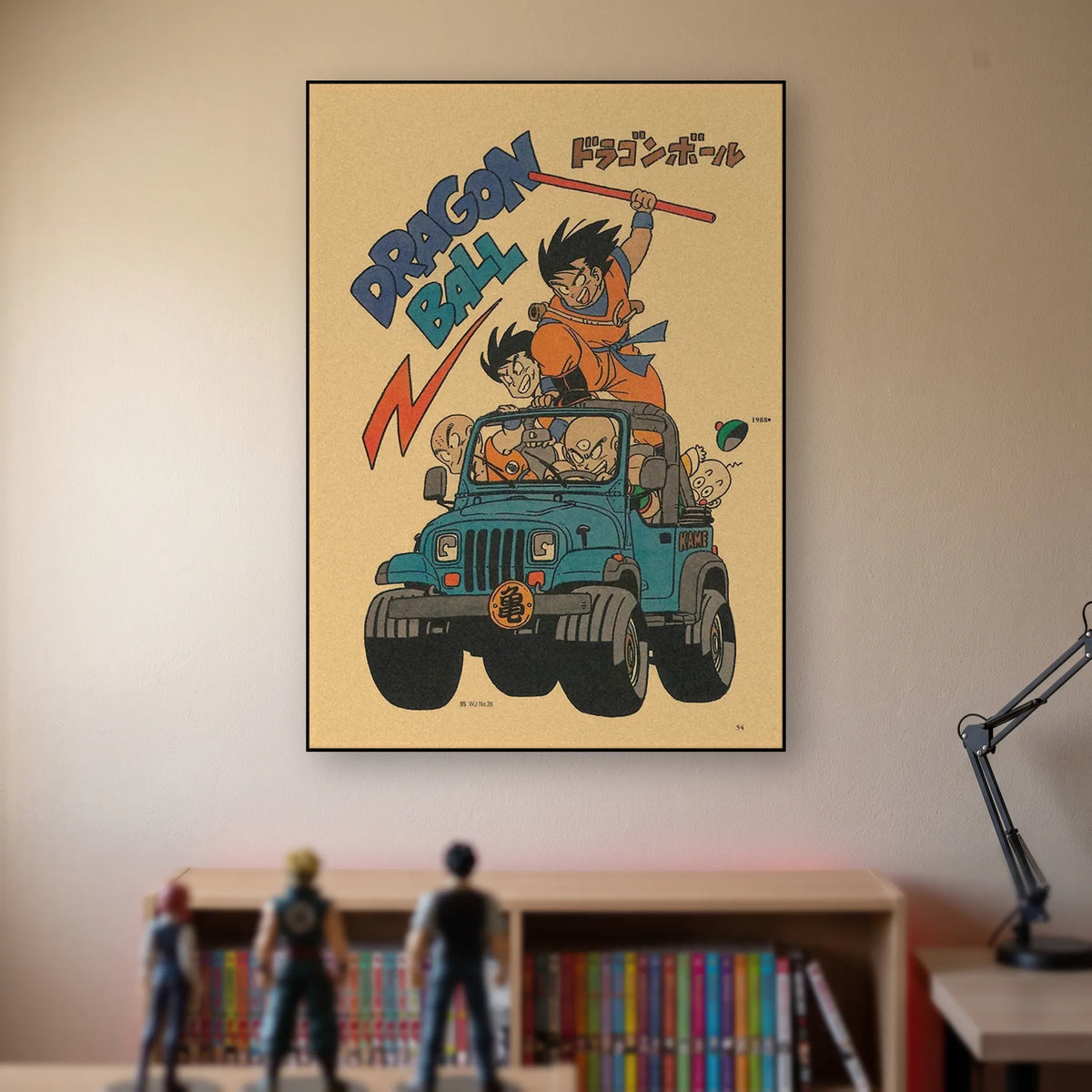 Poster Dragon Ball Goku enfant, Krilin, Bulma — la jeep Kame de 1988, accroché sans cadre sur le mur beige d'une chambre, au-dessus d'une étagère de tomes de manga et de figurines