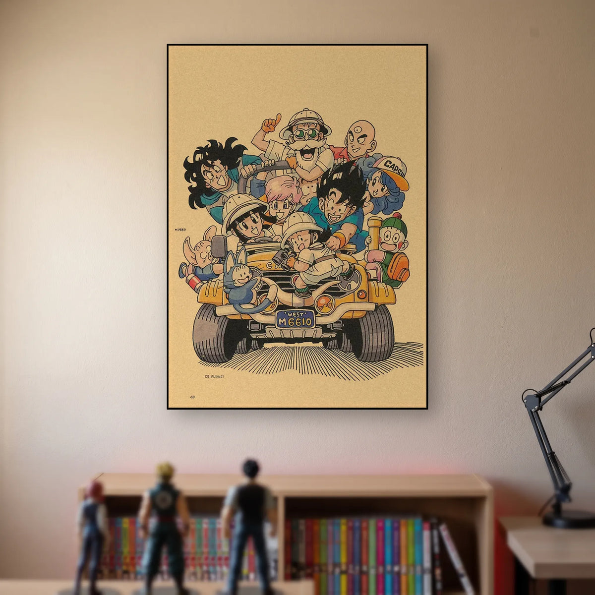 Poster Dragon Ball Toute la bande — la jeep de 1989, accroché sans cadre sur le mur beige d'une chambre, au-dessus d'une étagère de tomes de manga et de figurines