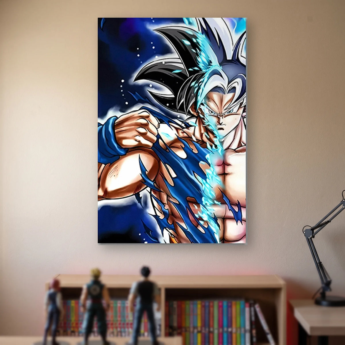 Poster Dragon Ball Son Goku — moitié base, moitié Ultra Instinct, accroché sans cadre sur le mur beige d'une chambre, au-dessus d'une étagère de tomes de manga et de figurines