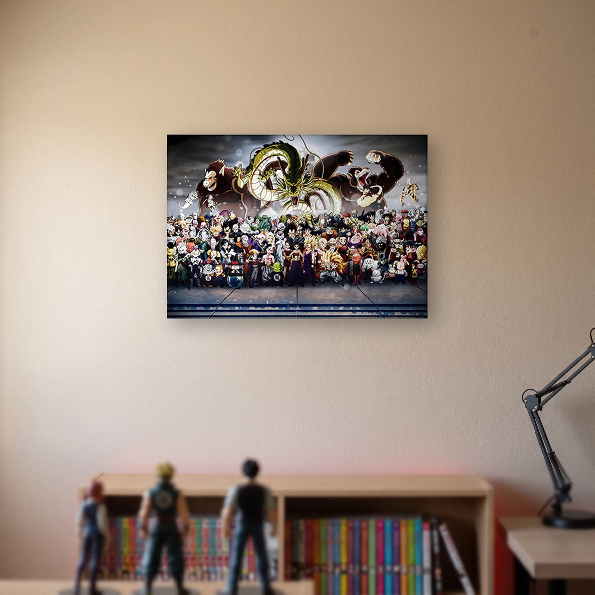Poster Dragon Ball Tout le casting — photo de famille, format paysage, accroché sans cadre sur le mur beige d'une chambre, au-dessus d'une étagère de tomes de manga et de figurines