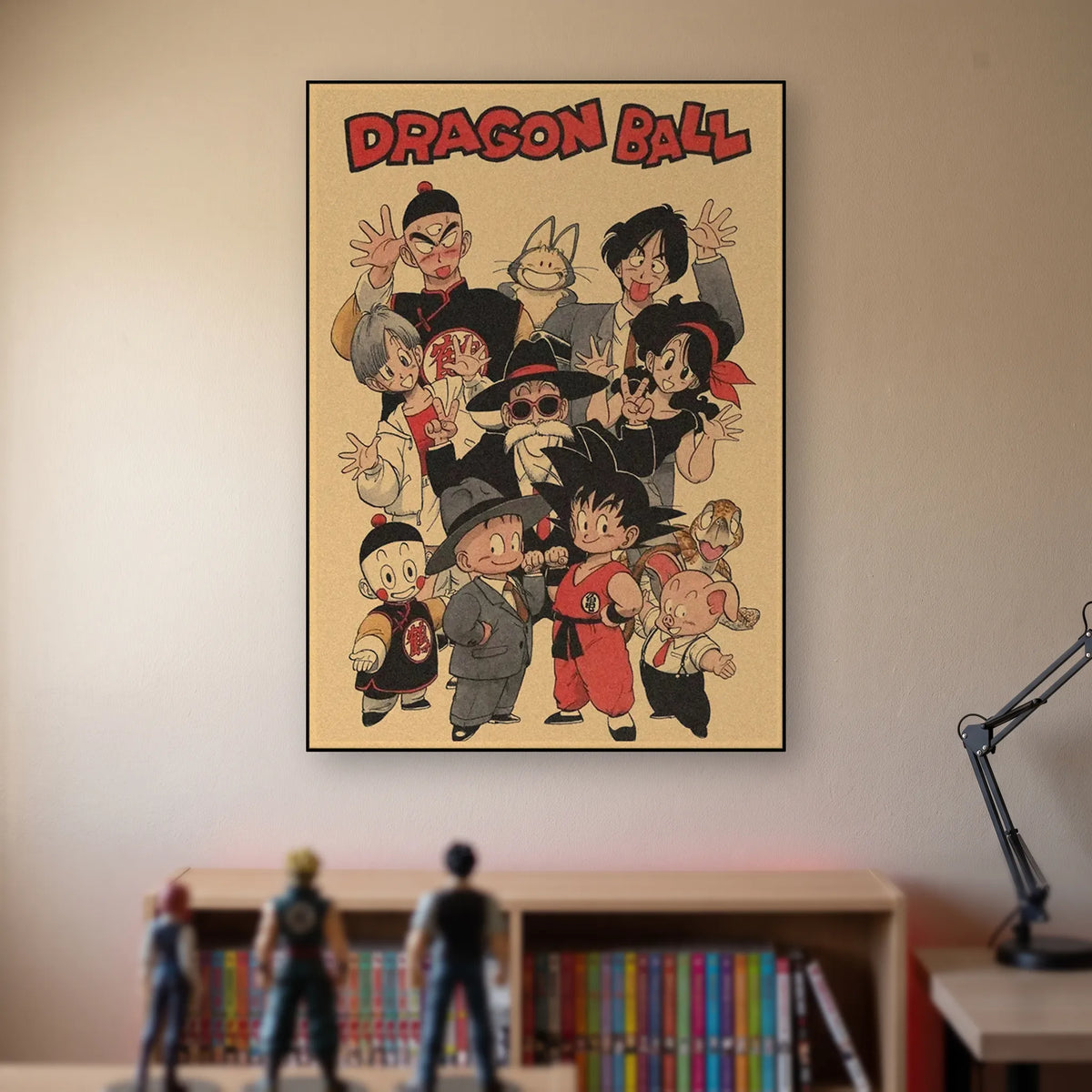 Poster Dragon Ball La bande des débuts — photo de groupe des débuts, accroché sans cadre sur le mur beige d'une chambre, au-dessus d'une étagère de tomes de manga et de figurines