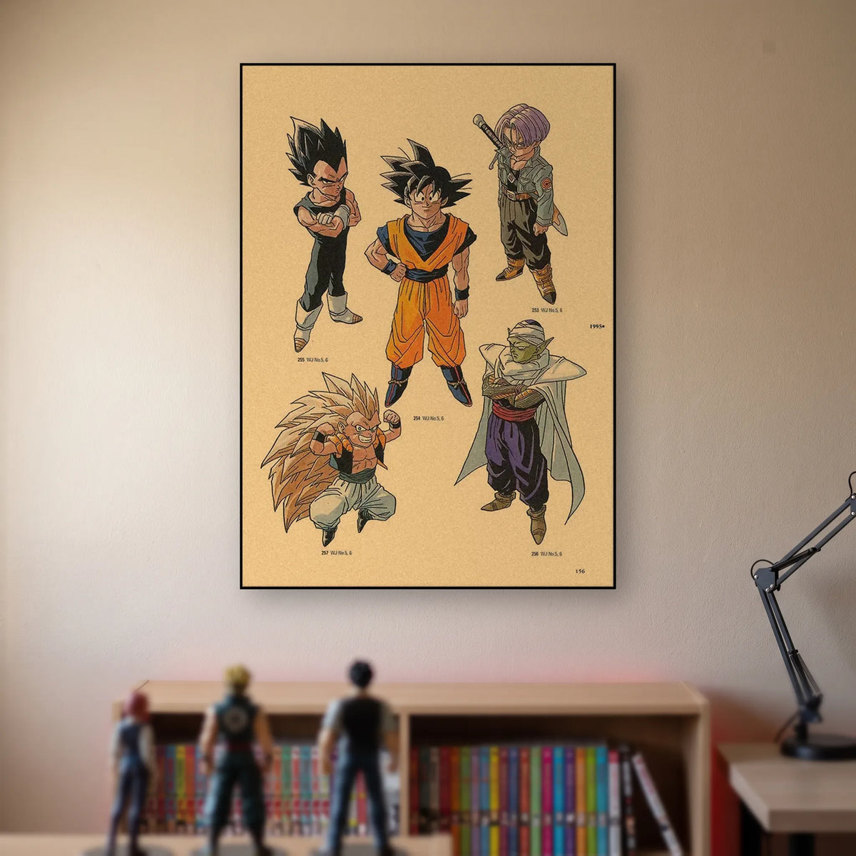 Poster Dragon Ball Vegeta, Goku, Trunks, Piccolo — planche modèle, accroché sans cadre sur le mur beige d'une chambre, au-dessus d'une étagère de tomes de manga et de figurines