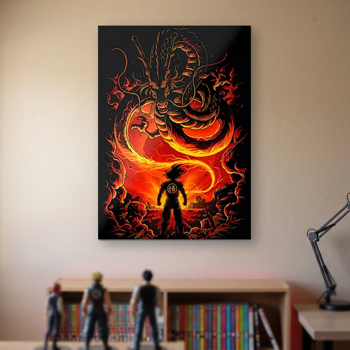 Poster Dragon Ball Shenron — dragon de feu, accroché sans cadre sur le mur beige d'une chambre, au-dessus d'une étagère de tomes de manga et de figurines