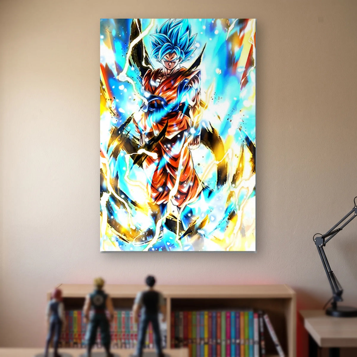 Poster Dragon Ball Son Goku — Super Saiyan Blue, accroché sans cadre sur le mur beige d'une chambre, au-dessus d'une étagère de tomes de manga et de figurines
