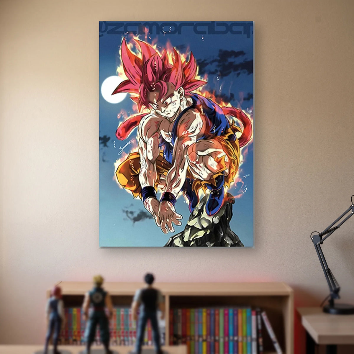 Poster Dragon Ball Son Goku — Super Saiyan God, accroché sans cadre sur le mur beige d'une chambre, au-dessus d'une étagère de tomes de manga et de figurines