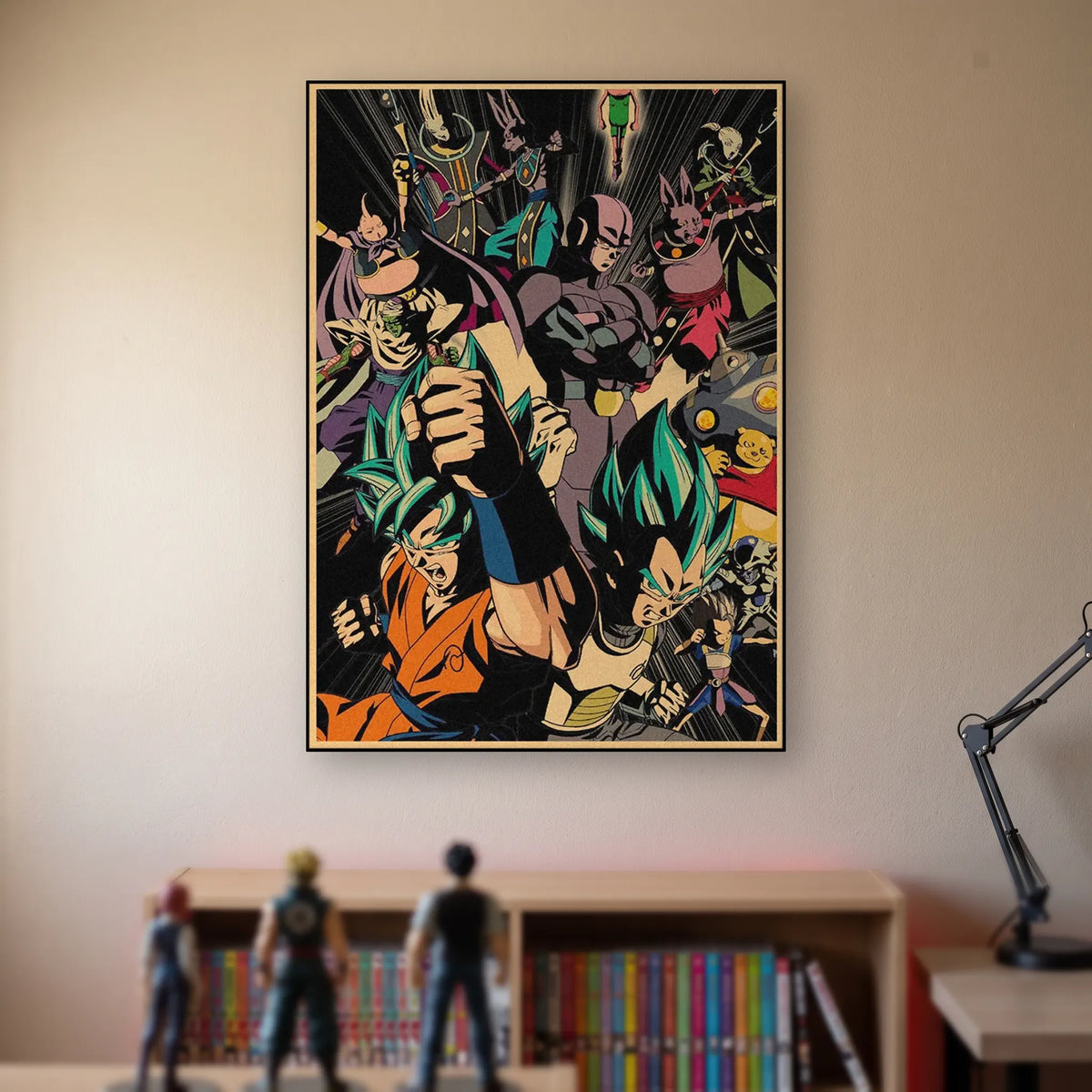 Poster Dragon Ball Jiren, Hit, Beerus, Goku — Tournoi du Pouvoir, accroché sans cadre sur le mur beige d'une chambre, au-dessus d'une étagère de tomes de manga et de figurines
