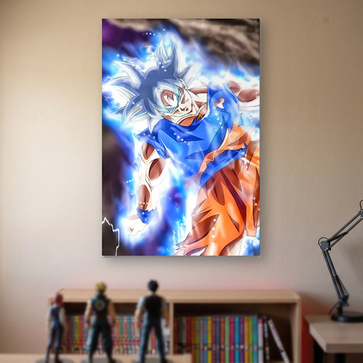 Poster Dragon Ball Son Goku — Ultra Instinct en mouvement, accroché sans cadre sur le mur beige d'une chambre, au-dessus d'une étagère de tomes de manga et de figurines