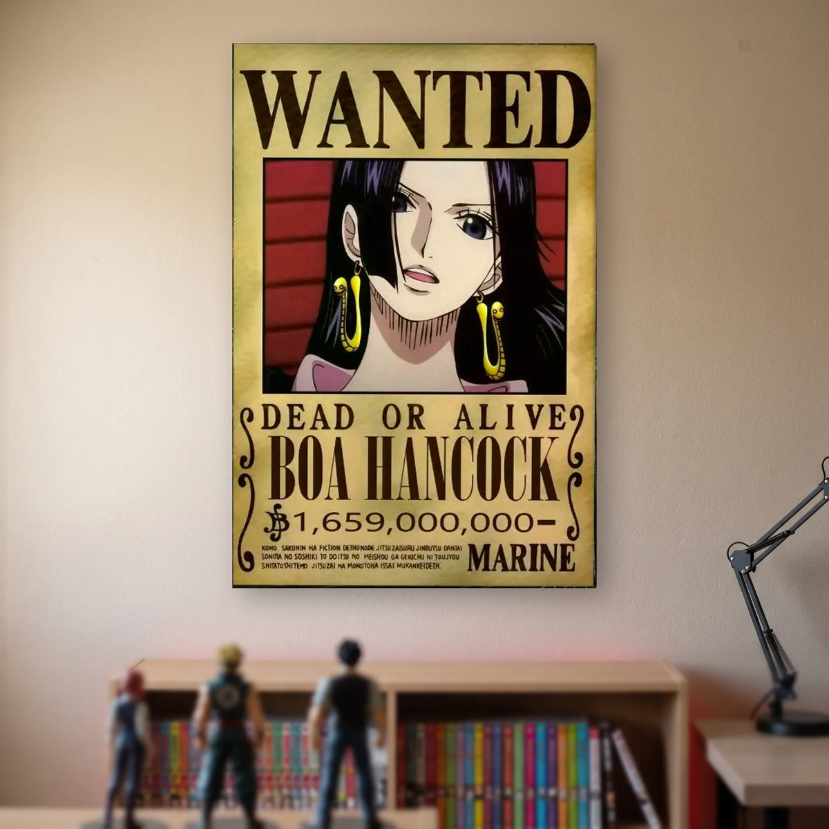 Affiche One Piece WANTED de Boa Hancock, prime de 1 659 000 000 berrys, accrochée sans cadre sur le mur beige d'une chambre, au-dessus d'une étagère de tomes de manga et de figurines