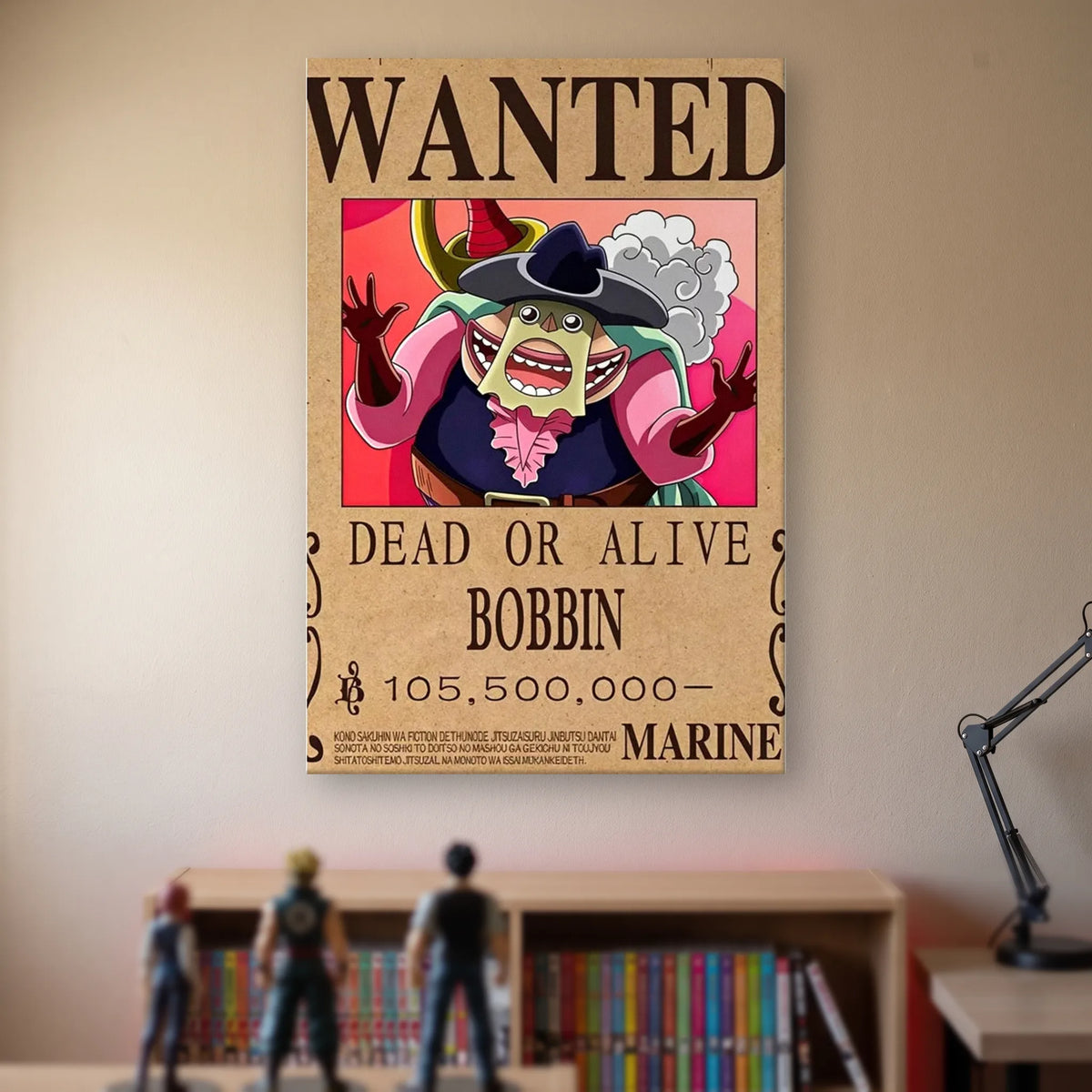 Affiche One Piece WANTED de Bobbin, prime de 105 500 000 berrys, accrochée sans cadre sur le mur beige d'une chambre, au-dessus d'une étagère de tomes de manga et de figurines
