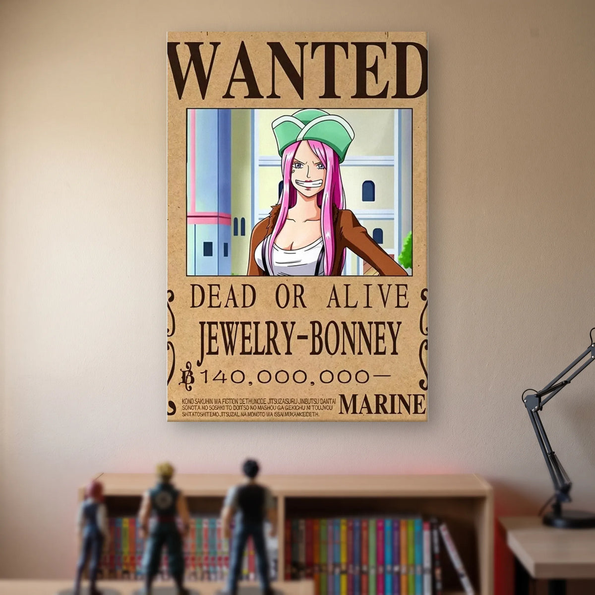 Affiche One Piece WANTED de Jewelry Bonney, prime de 140 000 000 berrys, accrochée sans cadre sur le mur beige d'une chambre, au-dessus d'une étagère de tomes de manga et de figurines