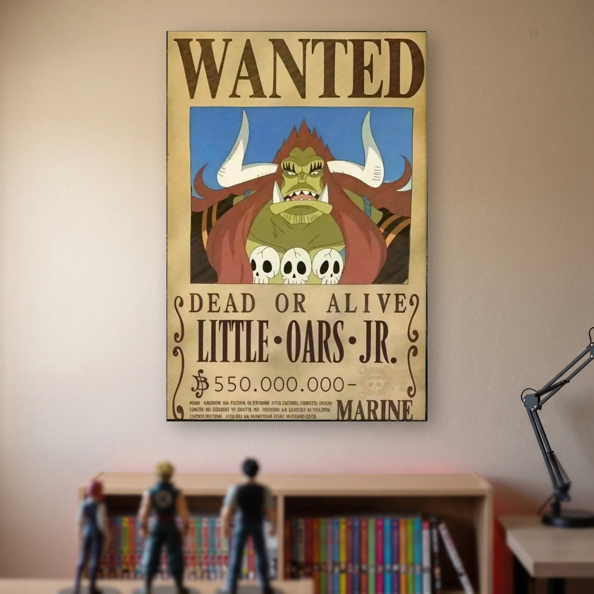 Affiche One Piece WANTED de Little Oars Jr., prime de 550 000 000 berrys, accrochée sans cadre sur le mur beige d'une chambre, au-dessus d'une étagère de tomes de manga et de figurines