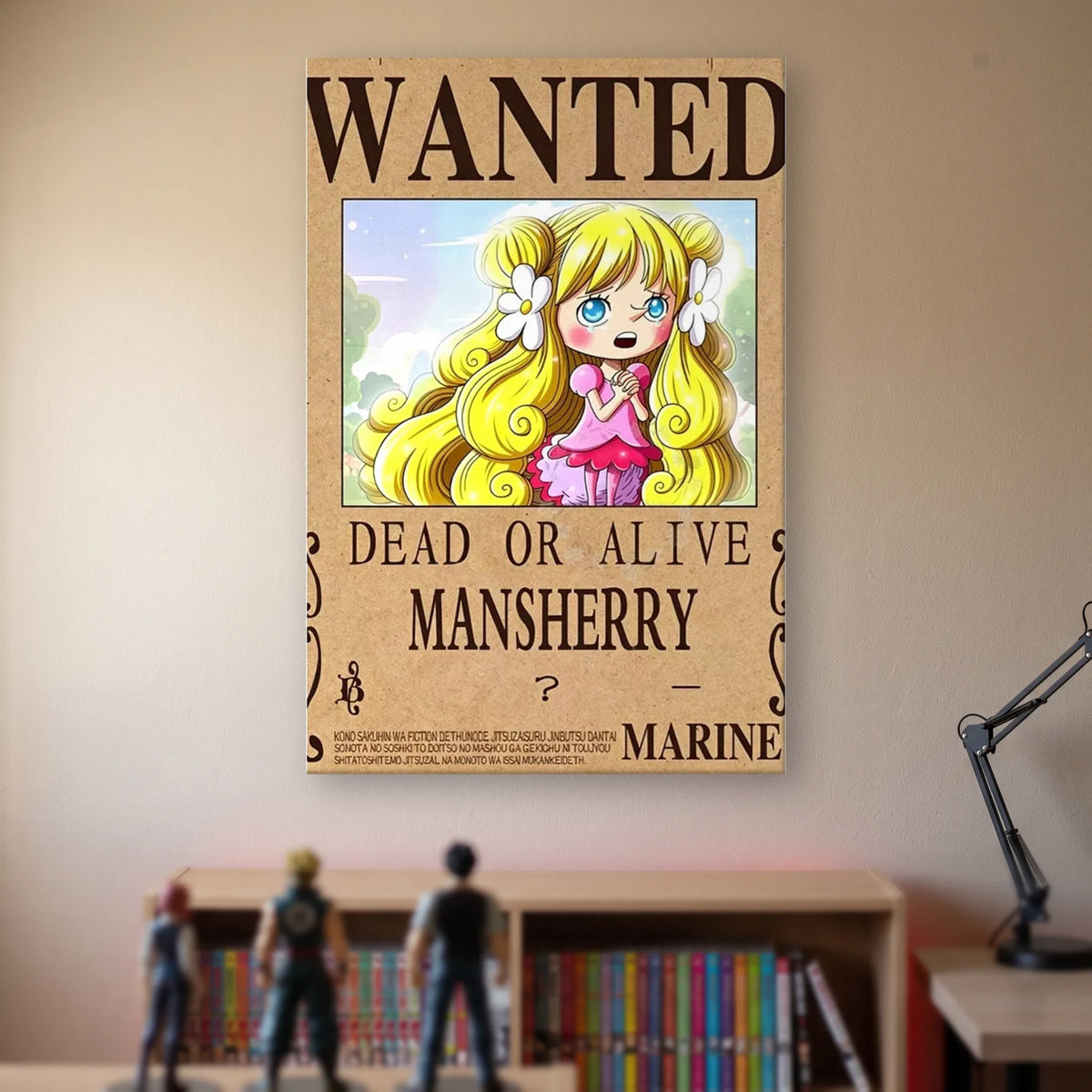 Affiche One Piece WANTED de Mansherry, prime masquée d'un point d'interrogation, accrochée sans cadre sur le mur beige d'une chambre, au-dessus d'une étagère de tomes de manga et de figurines