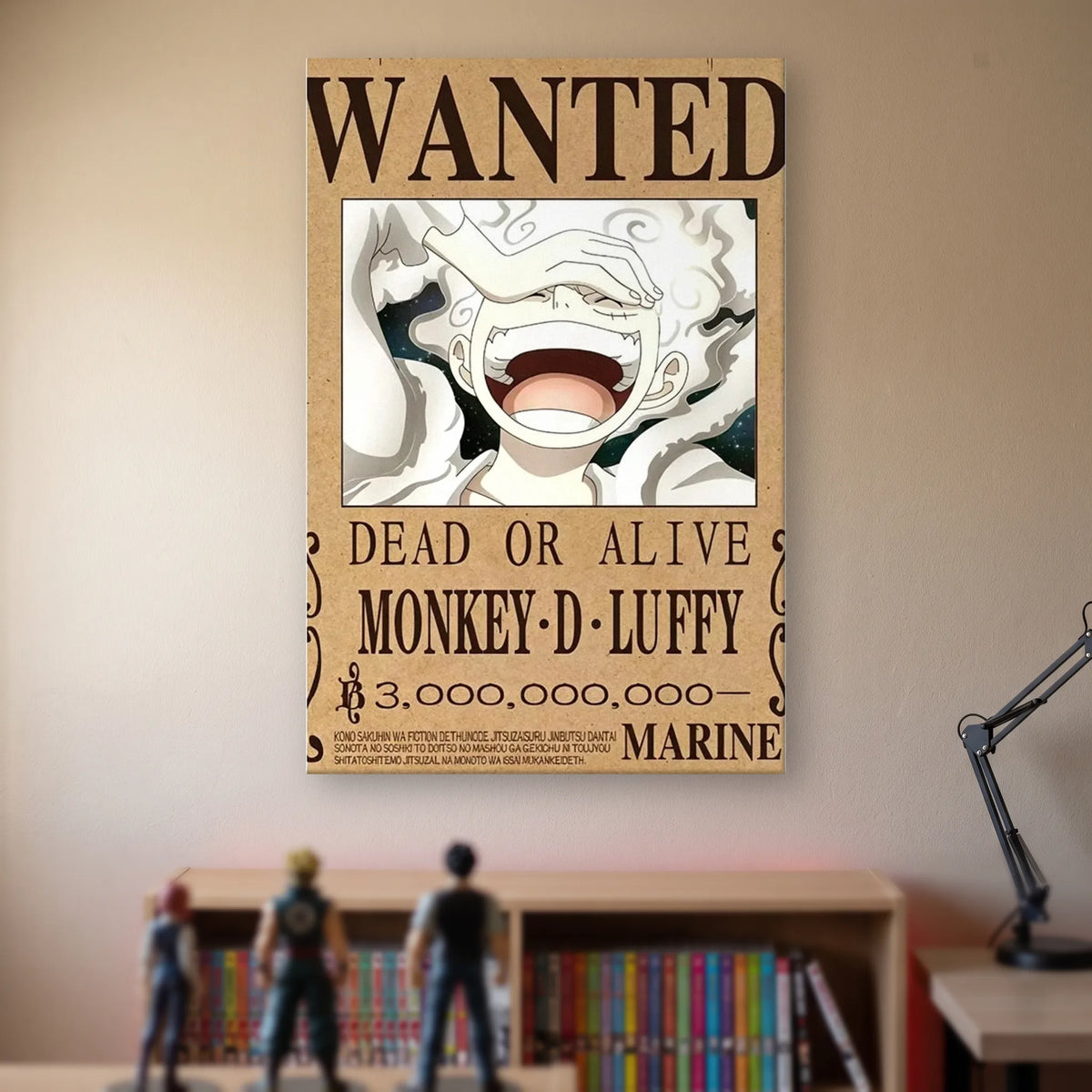 Affiche One Piece WANTED de Monkey D. Luffy, prime de 3 000 000 000 berrys, accrochée sans cadre sur le mur beige d'une chambre, au-dessus d'une étagère de tomes de manga et de figurines