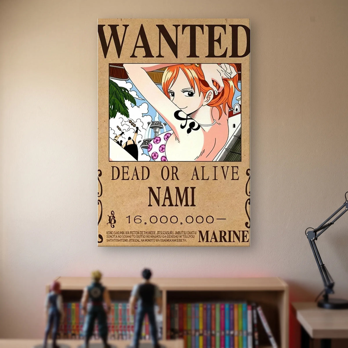 Affiche One Piece WANTED de Nami, prime de 16 000 000 berrys, accrochée sans cadre sur le mur beige d'une chambre, au-dessus d'une étagère de tomes de manga et de figurines