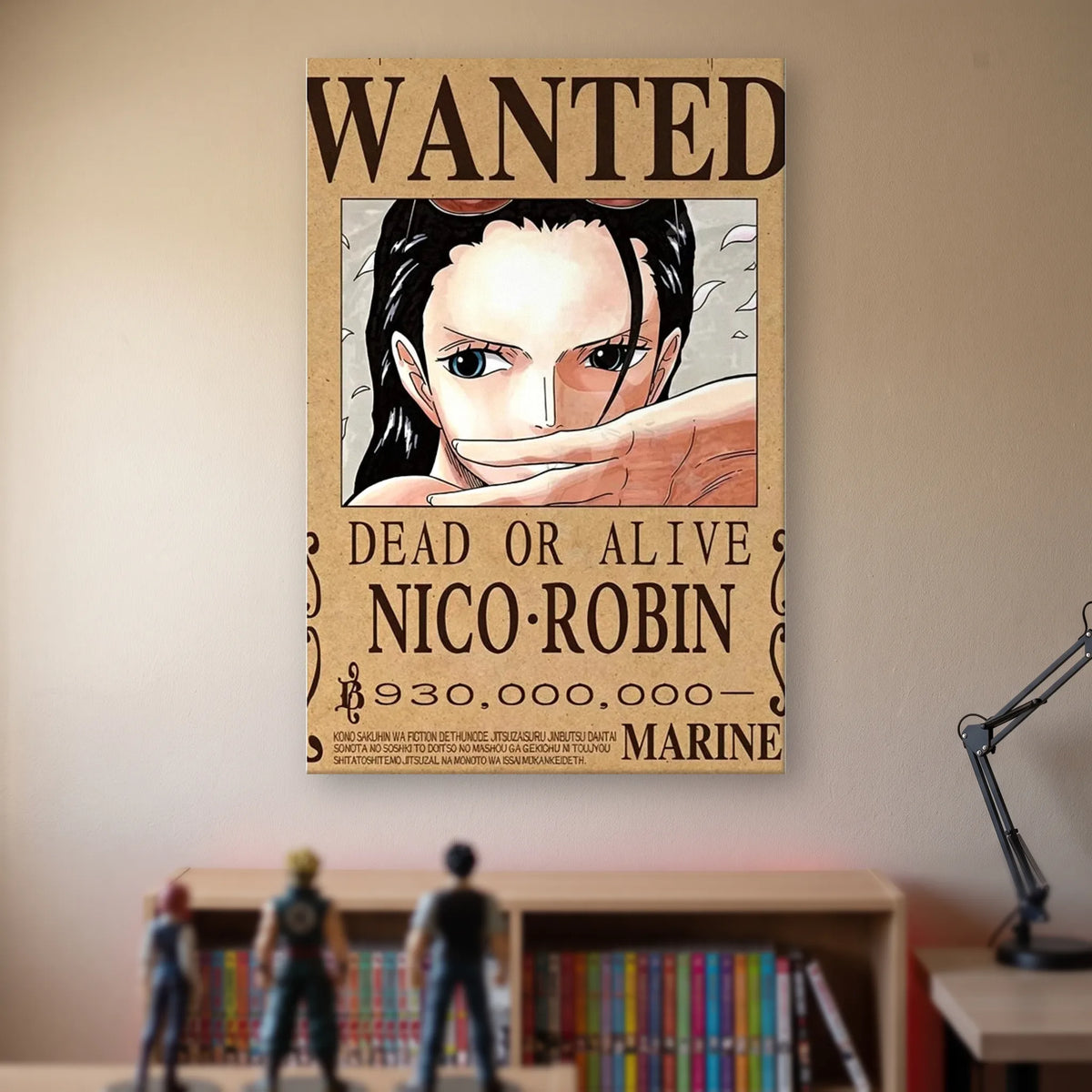 Affiche One Piece WANTED de Nico Robin, prime de 930 000 000 berrys, accrochée sans cadre sur le mur beige d'une chambre, au-dessus d'une étagère de tomes de manga et de figurines