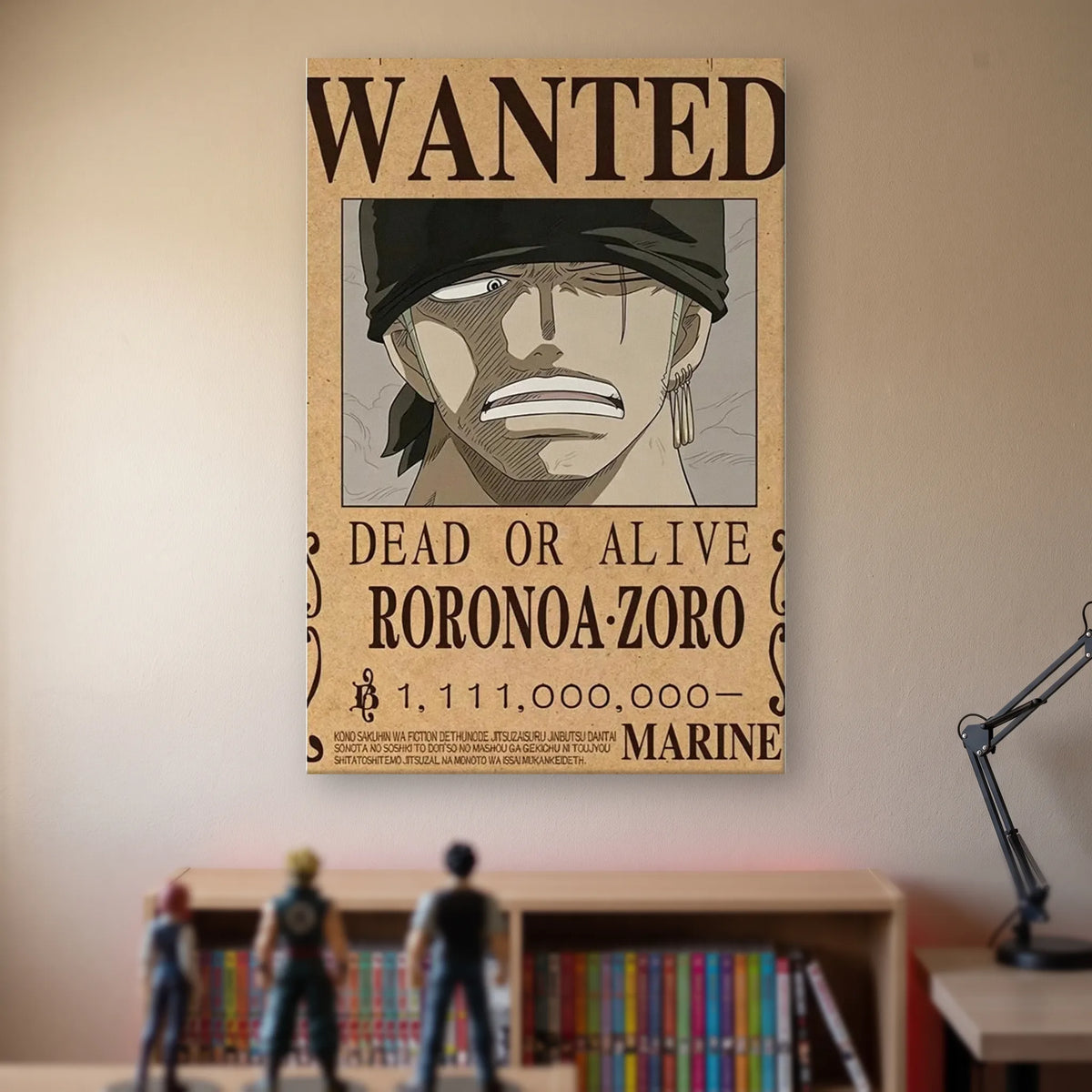Affiche One Piece WANTED de Roronoa Zoro, prime de 1 111 000 000 berrys, accrochée sans cadre sur le mur beige d'une chambre, au-dessus d'une étagère de tomes de manga et de figurines
