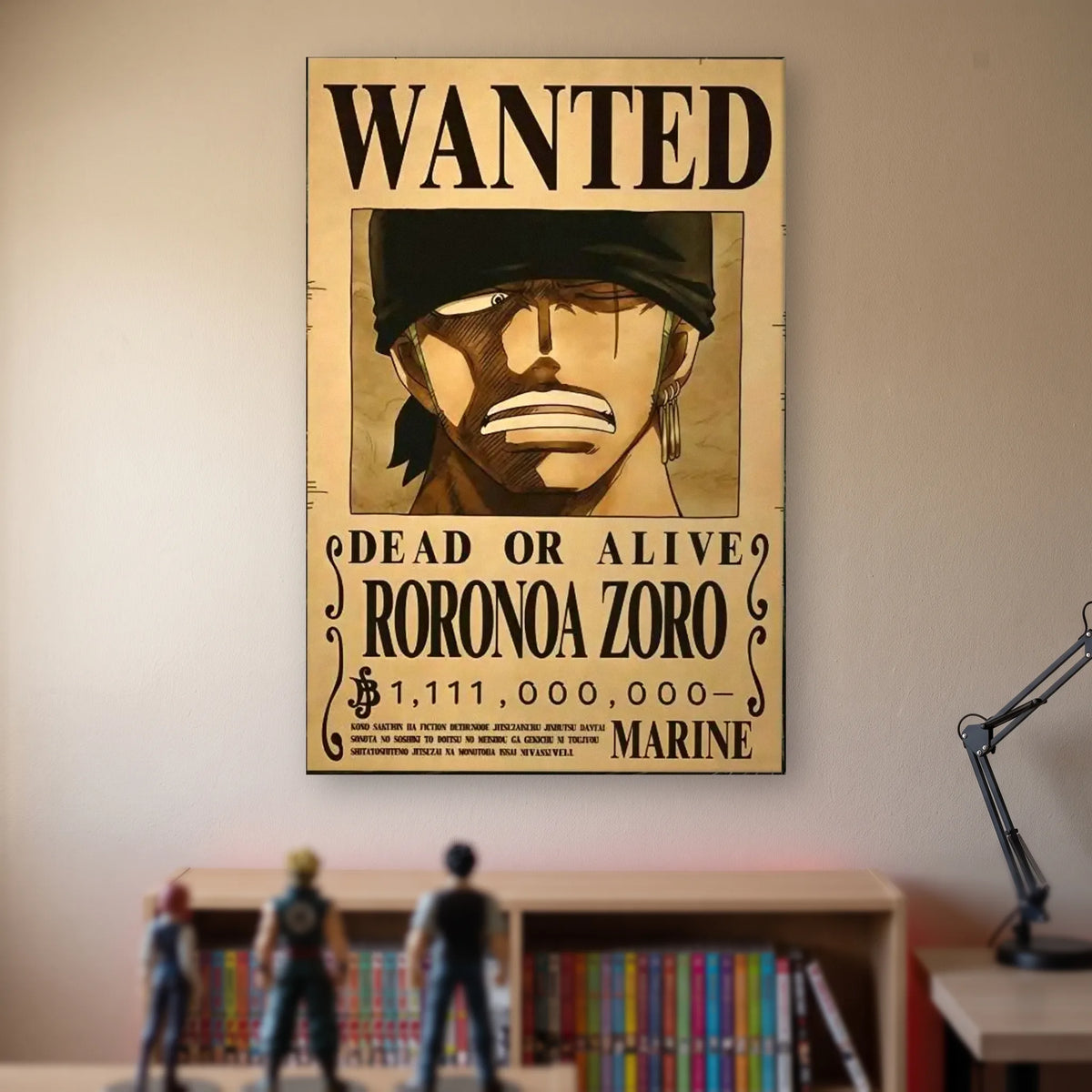 Affiche One Piece WANTED de Roronoa Zoro, prime de 1 111 000 000 berrys, accrochée sans cadre sur le mur beige d'une chambre, au-dessus d'une étagère de tomes de manga et de figurines