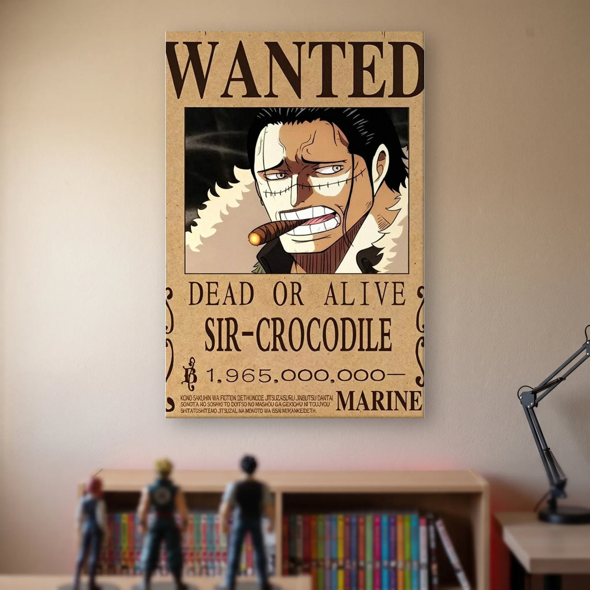 Affiche One Piece WANTED de Sir Crocodile, prime de 1 965 000 000 berrys, accrochée sans cadre sur le mur beige d'une chambre, au-dessus d'une étagère de tomes de manga et de figurines