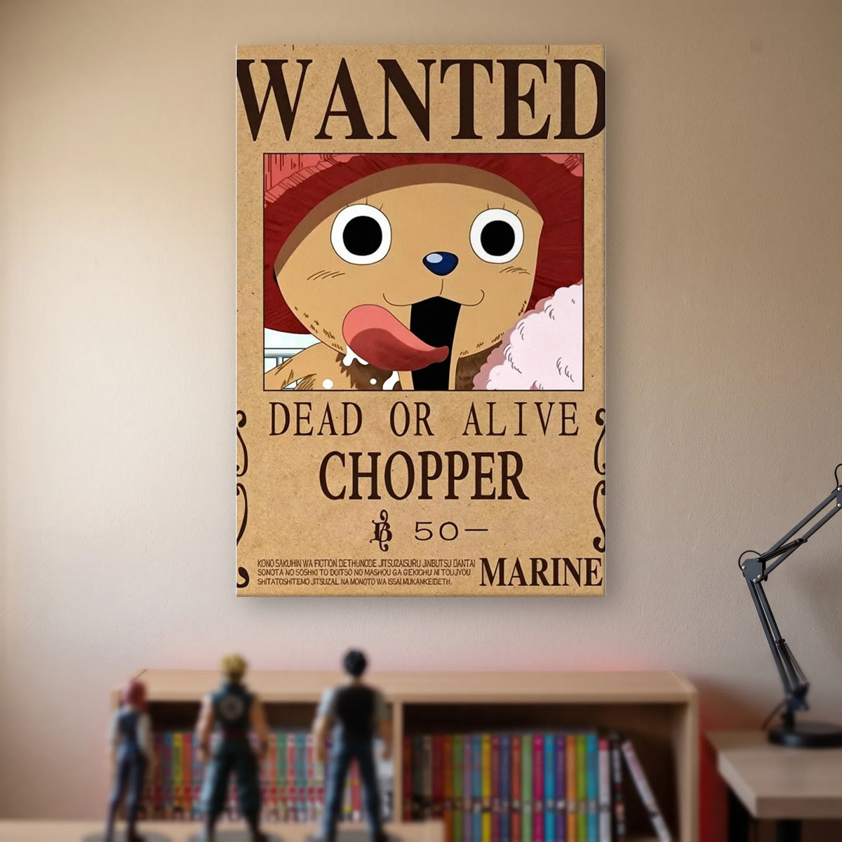 Affiche One Piece WANTED de Tony Tony Chopper, prime de 50 berrys, accrochée sans cadre sur le mur beige d'une chambre, au-dessus d'une étagère de tomes de manga et de figurines