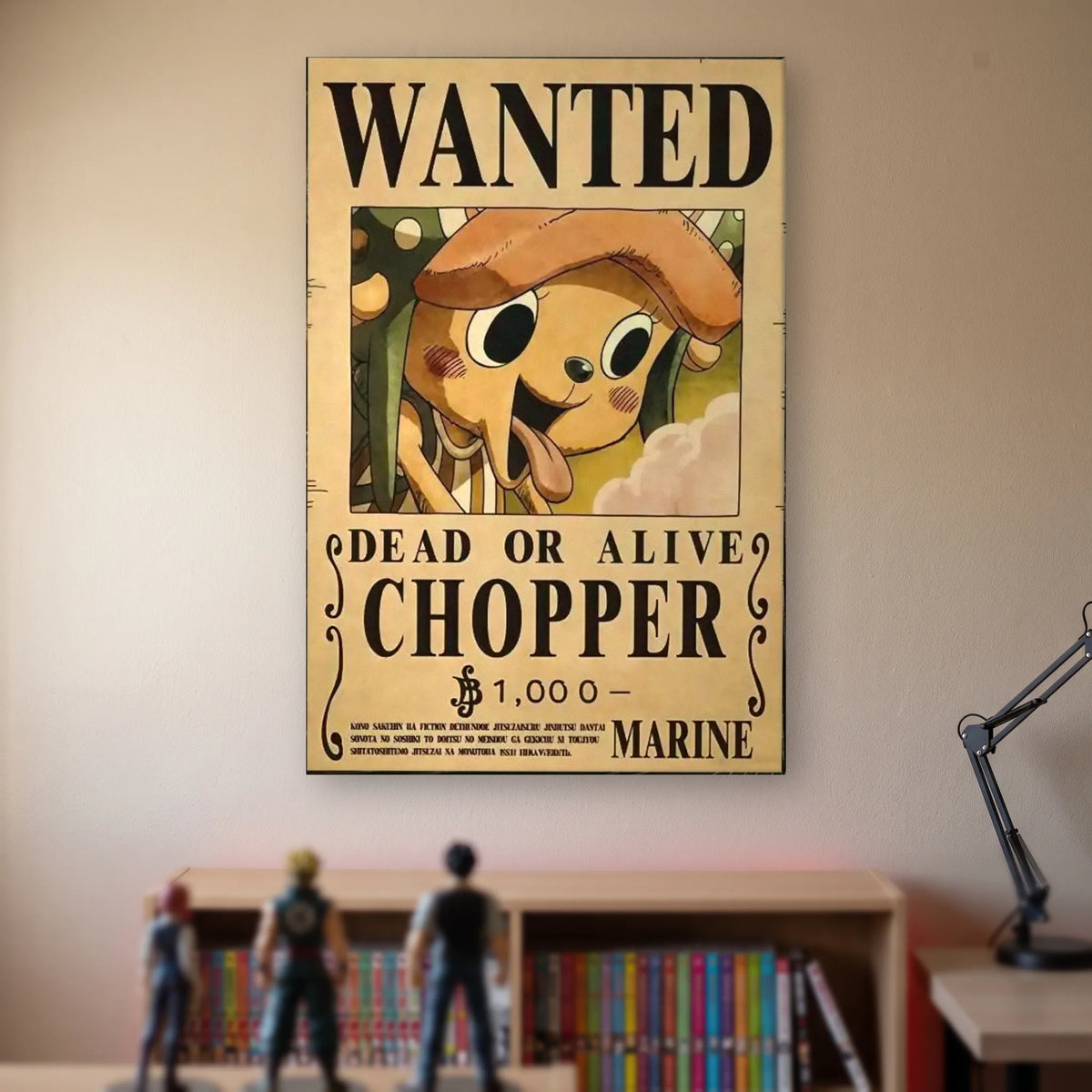 Affiche One Piece WANTED de Tony Tony Chopper, prime de 1 000 berrys, accrochée sans cadre sur le mur beige d'une chambre, au-dessus d'une étagère de tomes de manga et de figurines