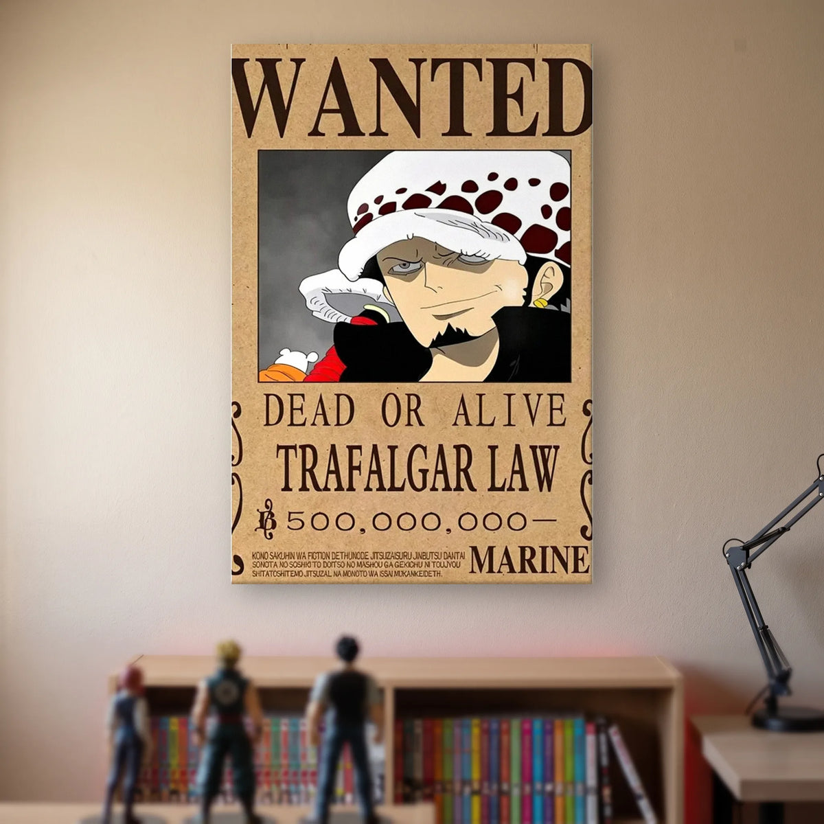 Affiche One Piece WANTED de Trafalgar Law, prime de 500 000 000 berrys, accrochée sans cadre sur le mur beige d'une chambre, au-dessus d'une étagère de tomes de manga et de figurines