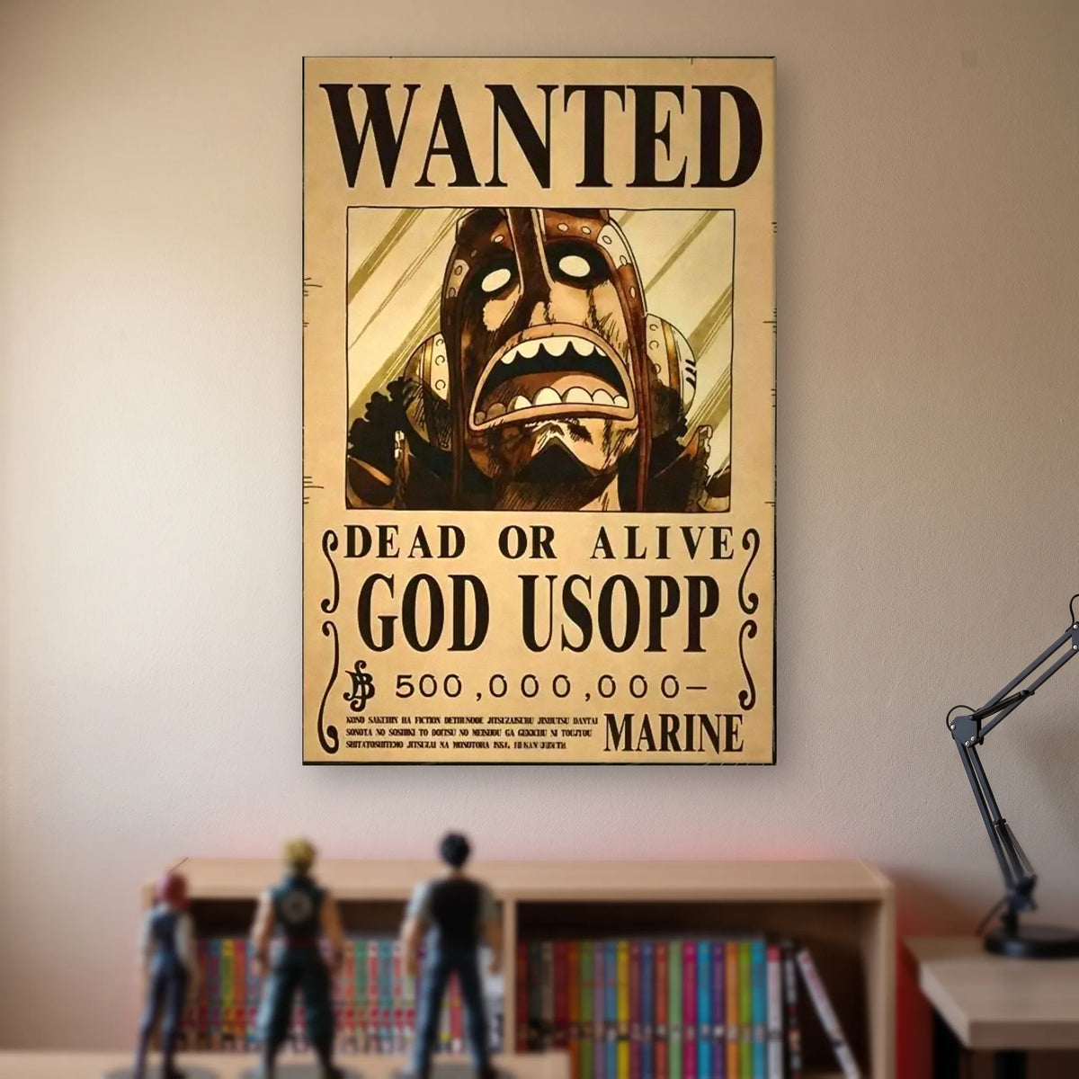 Affiche One Piece WANTED de Usopp, prime de 500 000 000 berrys, accrochée sans cadre sur le mur beige d'une chambre, au-dessus d'une étagère de tomes de manga et de figurines