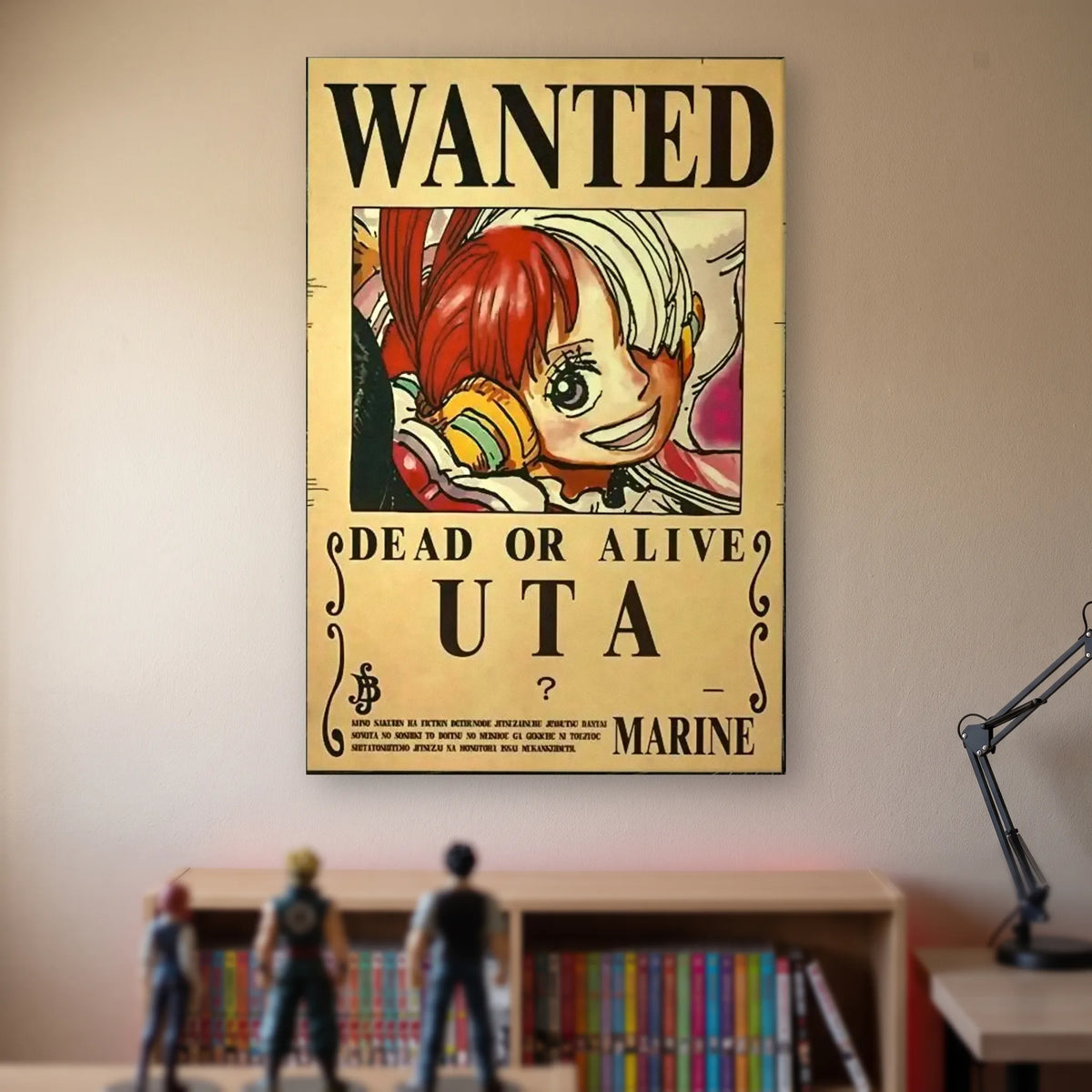 Affiche One Piece WANTED de Uta, prime de prime masquée d'un point d'interrogation, accrochée sans cadre sur le mur beige d'une chambre, au-dessus d'une étagère de tomes de manga et de figurines