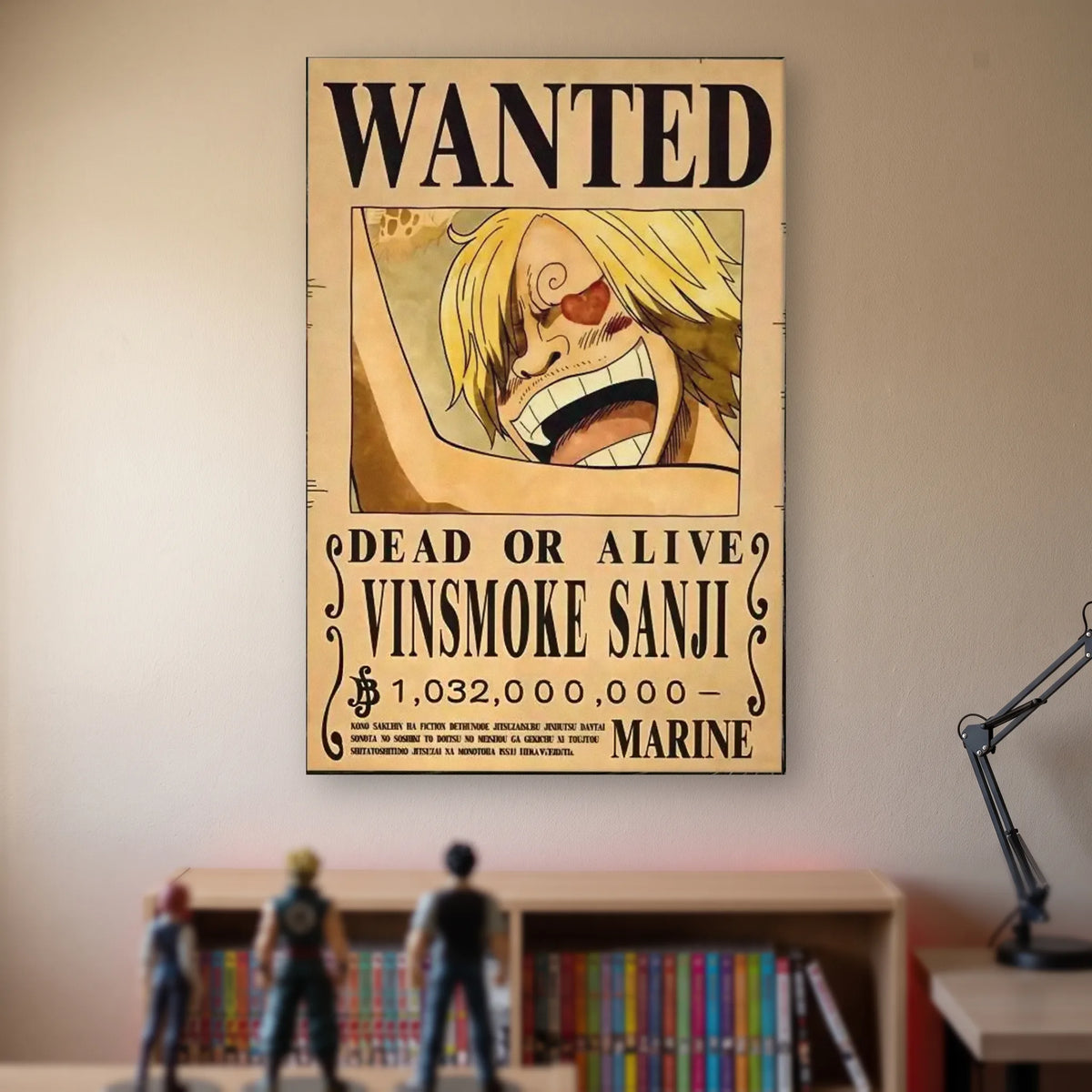 Affiche One Piece WANTED de Vinsmoke Sanji, prime de 1 032 000 000 berrys, accrochée sans cadre sur le mur beige d'une chambre, au-dessus d'une étagère de tomes de manga et de figurines