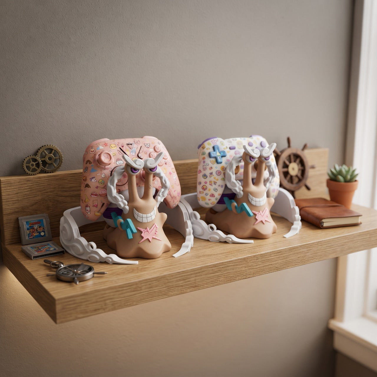 Deux supports de manette One Piece en escargot Den Den Mushi alignés sur une étagère en bois