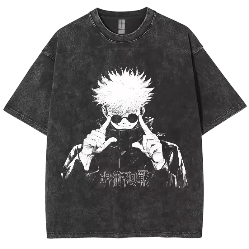 T-shirt Jujutsu Kaisen noir délavé sur fond clair : Satoru Gojo qui baisse ses lunettes rondes, en blanc et gris