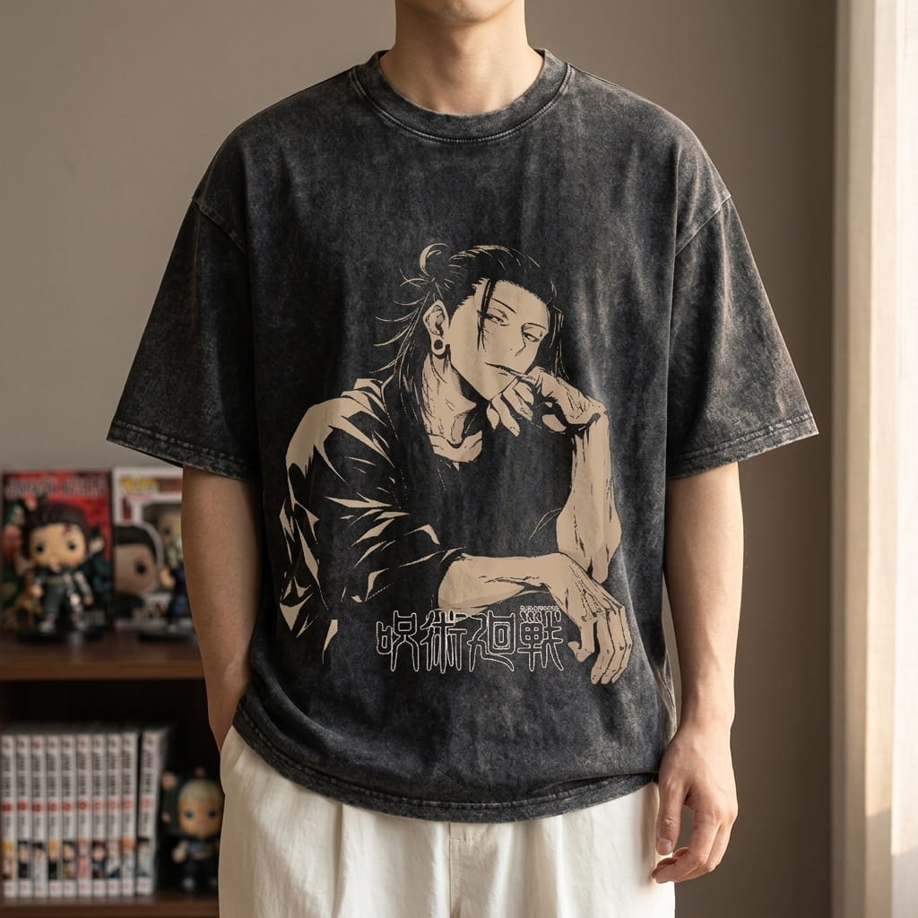 Washed black Jujutsu Kaisen T-shirt worn, Suguru Geto leaning, high bun and sideways smile, printed in grey and brown on the front (decor not included)