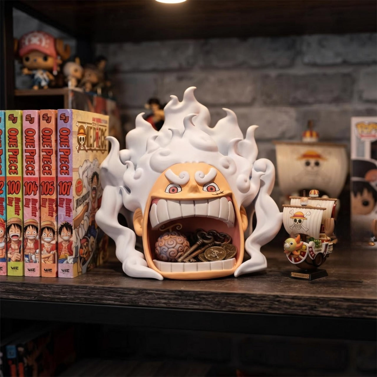 Vide-poche Luffy Gear 5 bouche ouverte One Piece - exposee sur une etagere (decor non inclus)