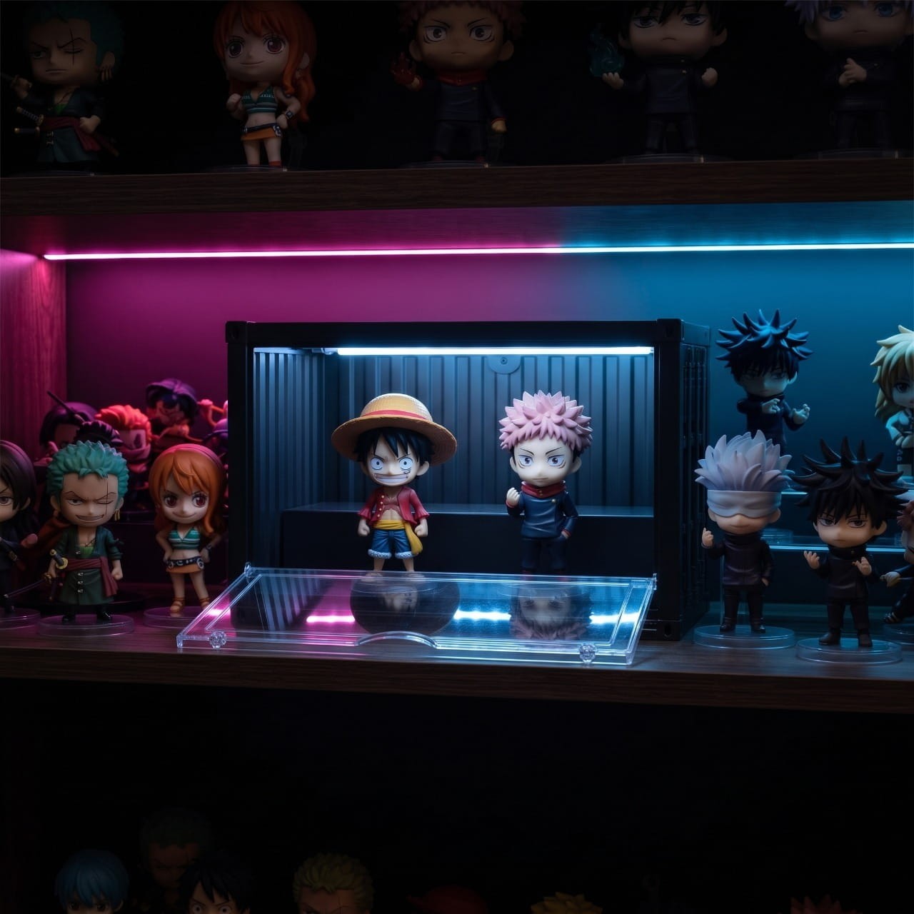 Vitrine conteneur noire éclairée par son bandeau lumineux intérieur, deux figurines chibi mises en scène sur une étagère