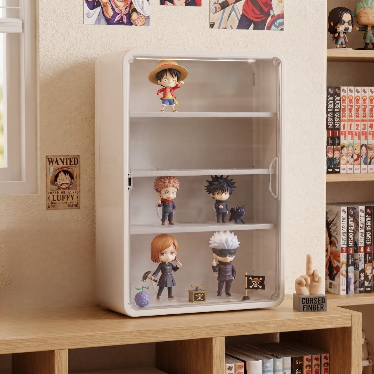 Vitrine murale blanche à porte transparente posée sur un meuble, quatre niveaux garnis de figurines chibi