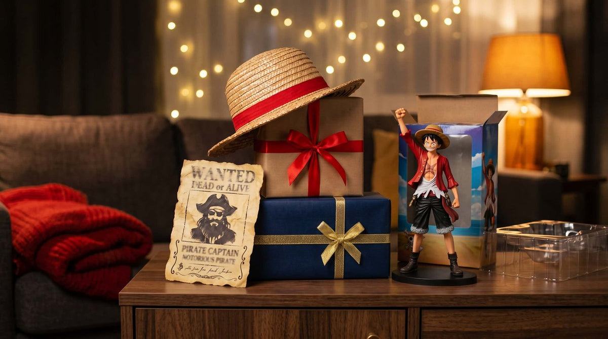 Chapeau de paille à ruban rouge posé sur deux cadeaux emballés, affiche de recherche vieillie et figurine de Luffy poing levé sortie de sa boîte, sur un buffet en bois devant une guirlande lumineuse