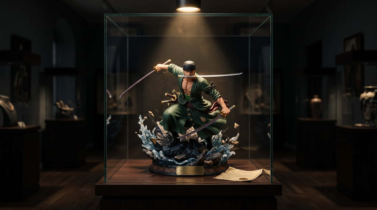 Statue de collection en résine de Zoro en pleine attaque, trois sabres sortis, sur un socle de rochers et d'eau, exposée dans une vitrine en verre éclairée par un spot dans une salle sombre, plaque dorée et certificat posés à côté