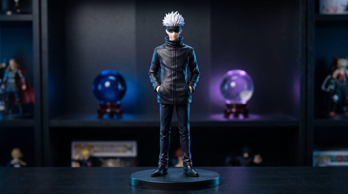 Figurine de Satoru Gojo debout, bandeau noir sur les yeux, cheveux blancs relevés, uniforme noir à col montant, mains dans les poches, devant deux sphères lumineuses bleue et violette floues sur une étagère sombre