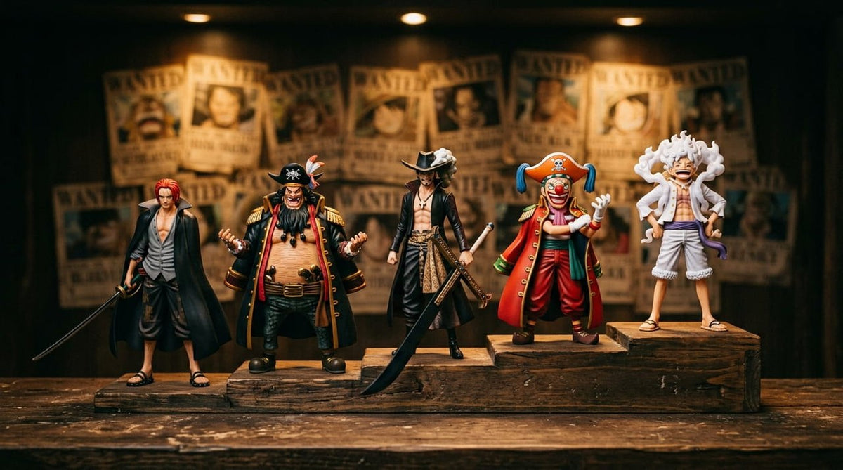 Cinq figurines One Piece alignées sur des marches en bois comme un podium : Shanks le Roux, Barbe Noire, Dracule Mihawk avec Yoru, Buggy le Clown et Luffy Gear 5 ; au fond, un mur d'affiches wanted floues dont on ne lit que le mot WANTED