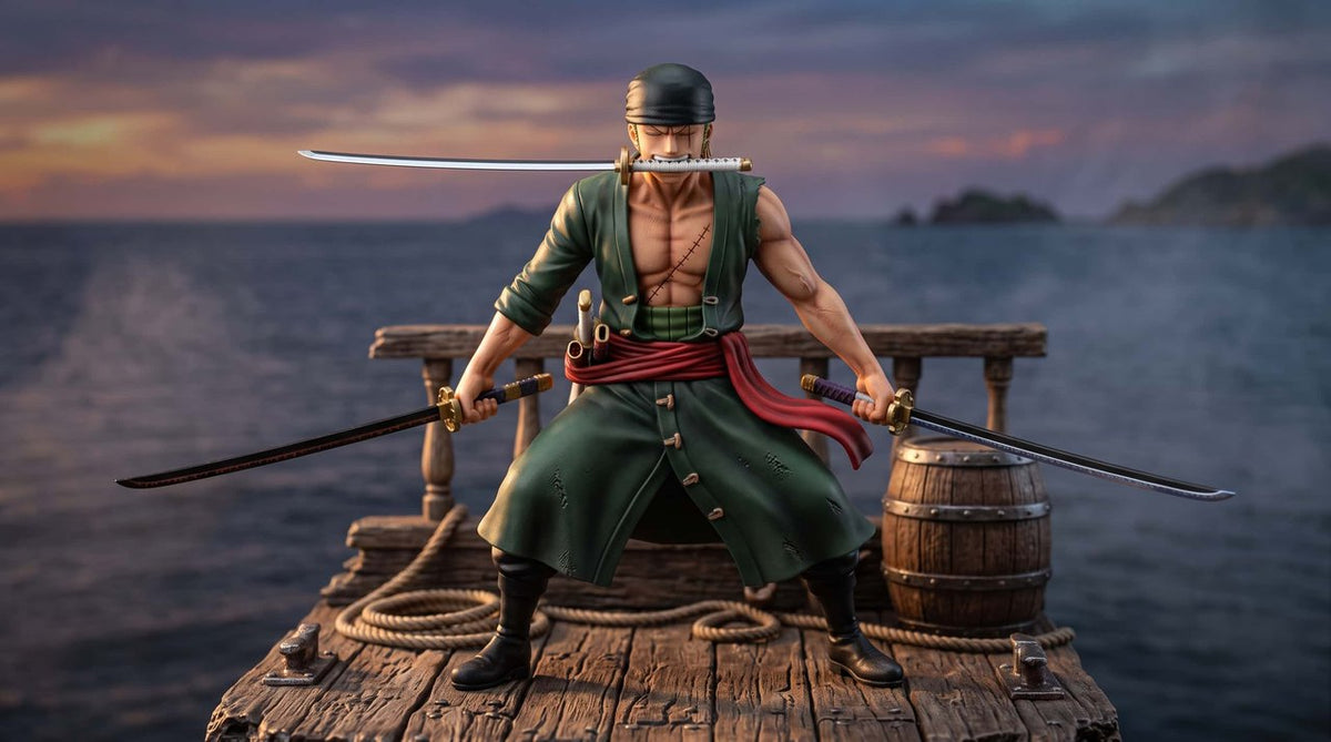 Figurine de Roronoa Zoro après l'ellipse en garde à trois sabres, bandana noir sur la tête, cicatrice sur l'œil gauche, manteau vert ouvert et ceinture rouge, un katana dans chaque main et le troisième entre les dents, sur un pont de bateau en bois