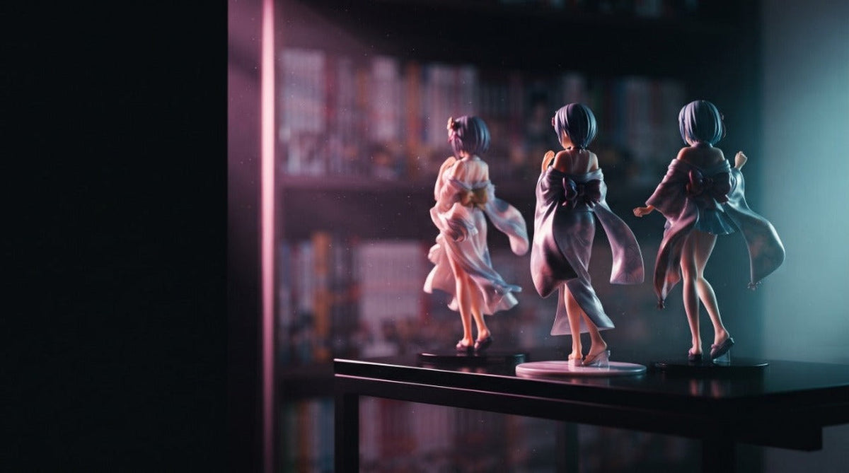 Figurines ecchi et bishoujo de collection sous un éclairage tamisé