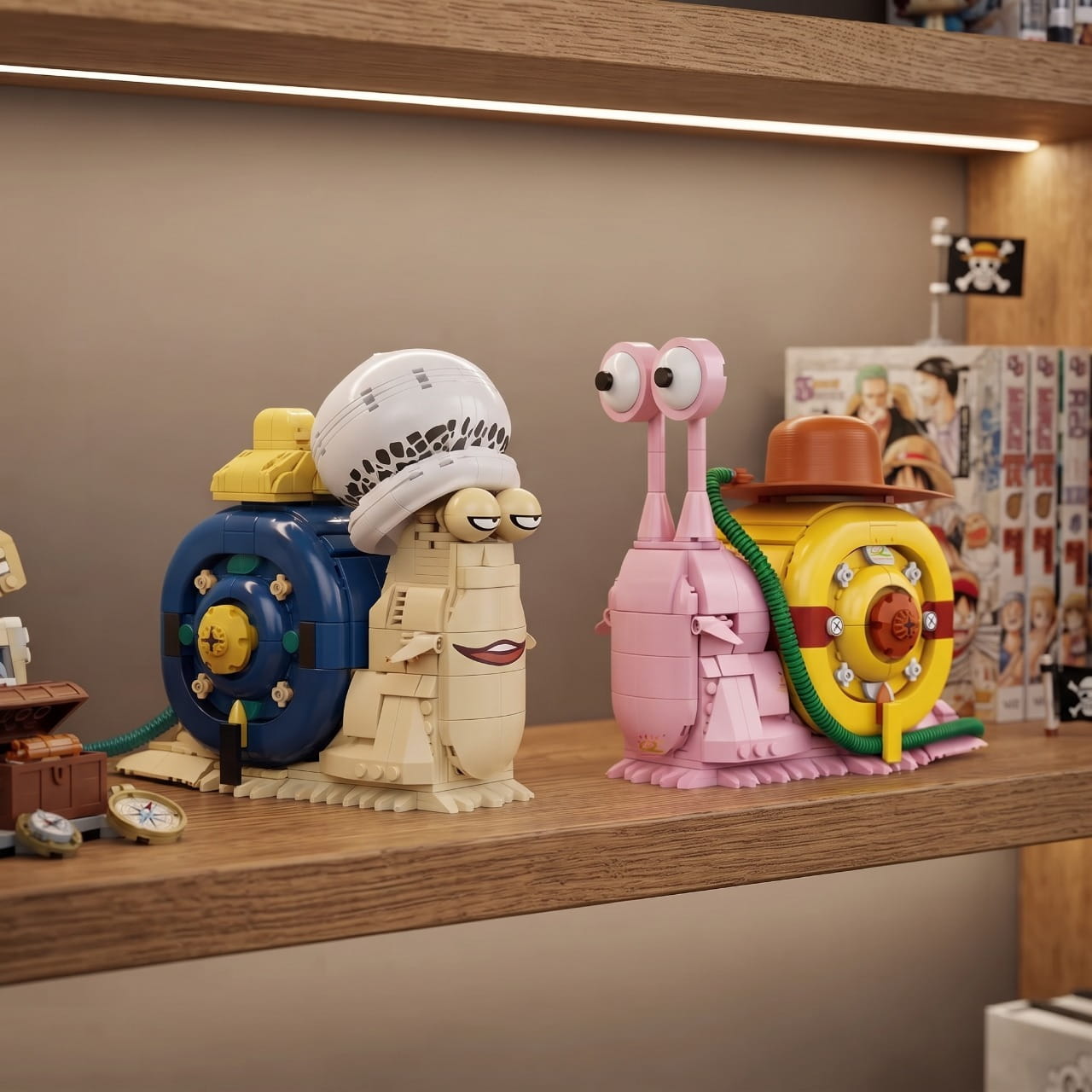 Deux Den Den Mushi One Piece montés en briques de construction, alignés sur une étagère